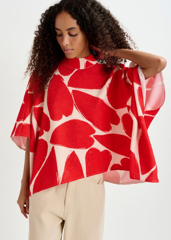 Top oversize con cuello alto, blanco roto y rojo