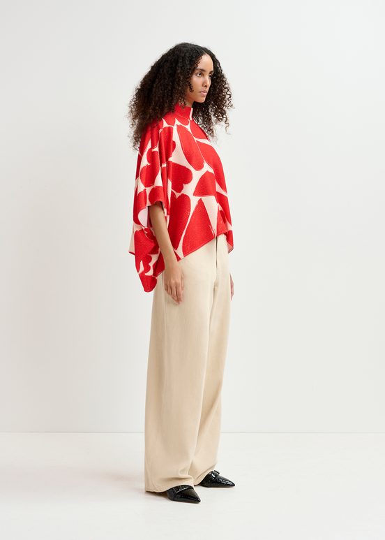 Top oversize con cuello alto, blanco roto y rojo