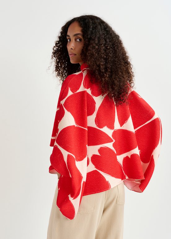 Top oversize con cuello alto, blanco roto y rojo