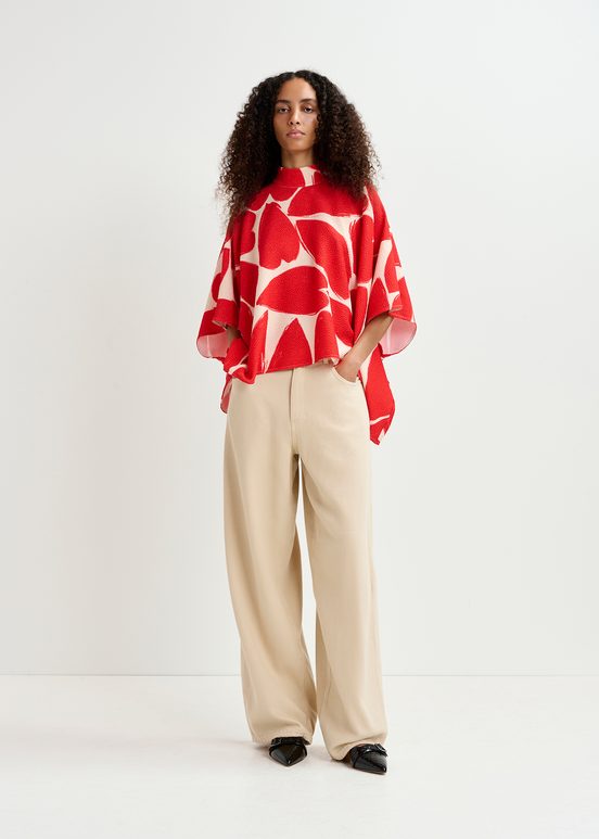 Top oversize con cuello alto, blanco roto y rojo