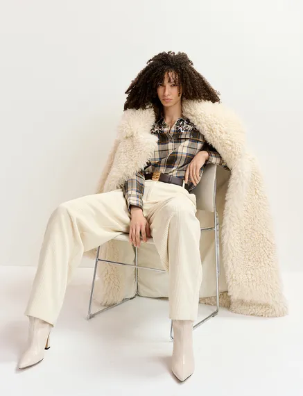 Ecru oversized mantel in faux shearling