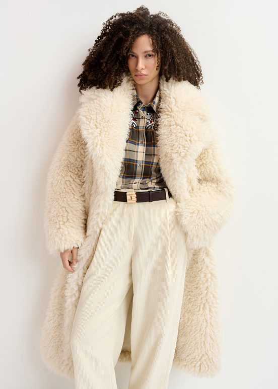 Ecru oversized mantel in faux shearling