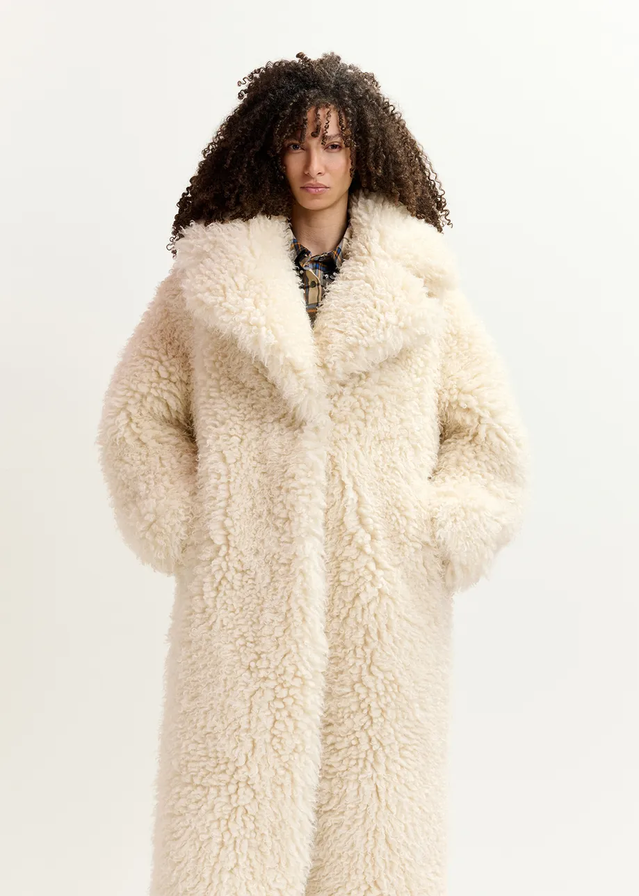 Ecru oversized mantel in faux shearling