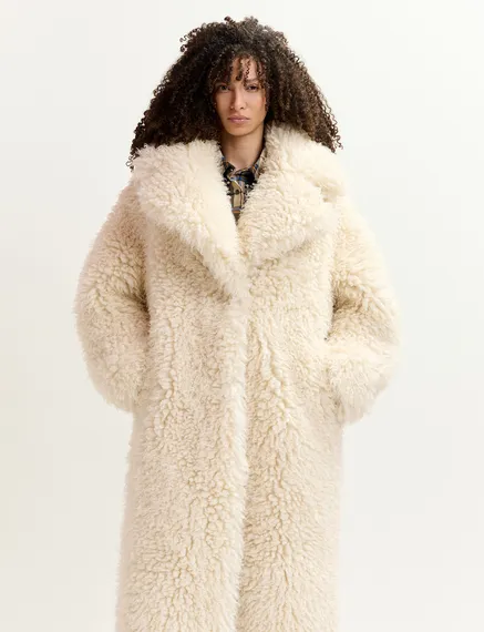 Ecru oversized mantel in faux shearling