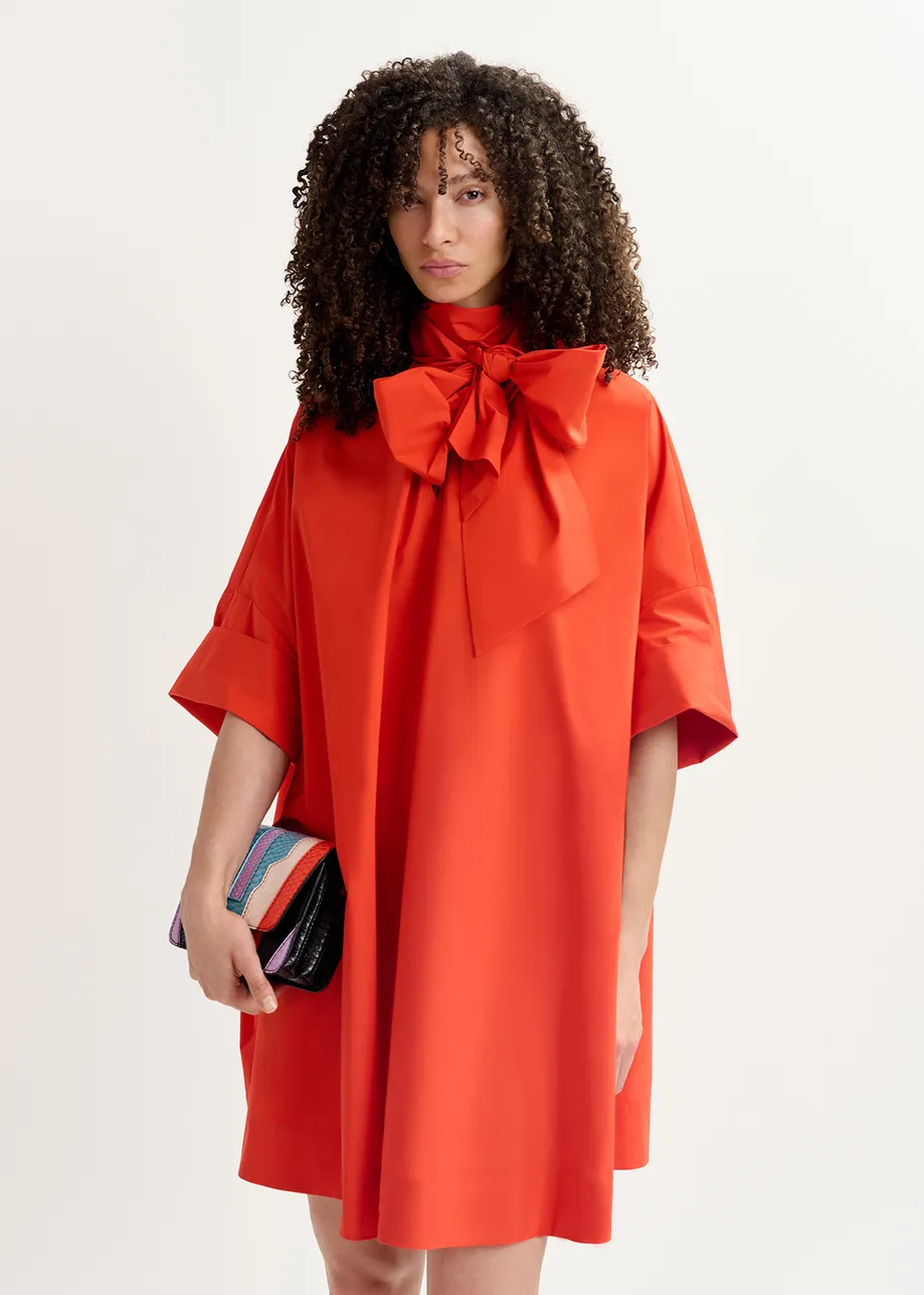 Mini-robe lavallière rouge