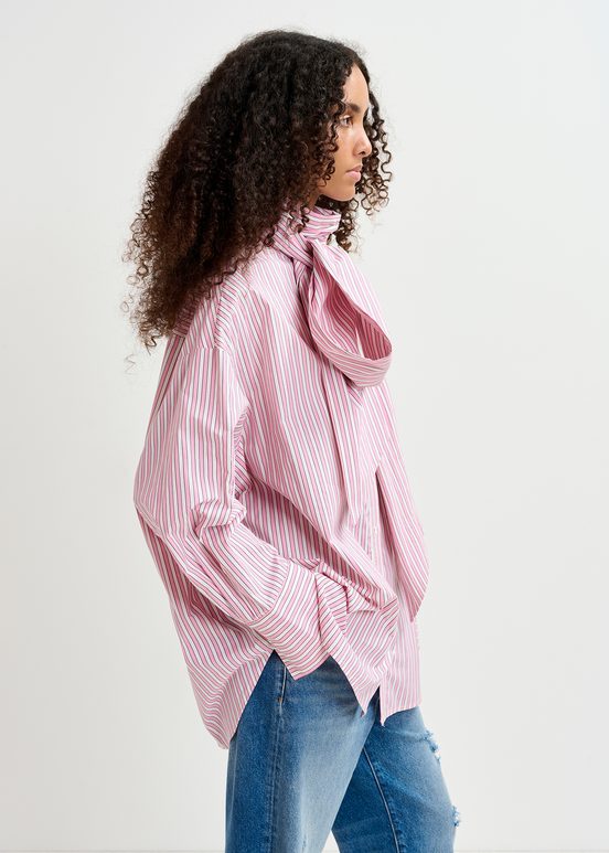 Camicia in cotone a righe bianche e rosa con fiocco a cravatta