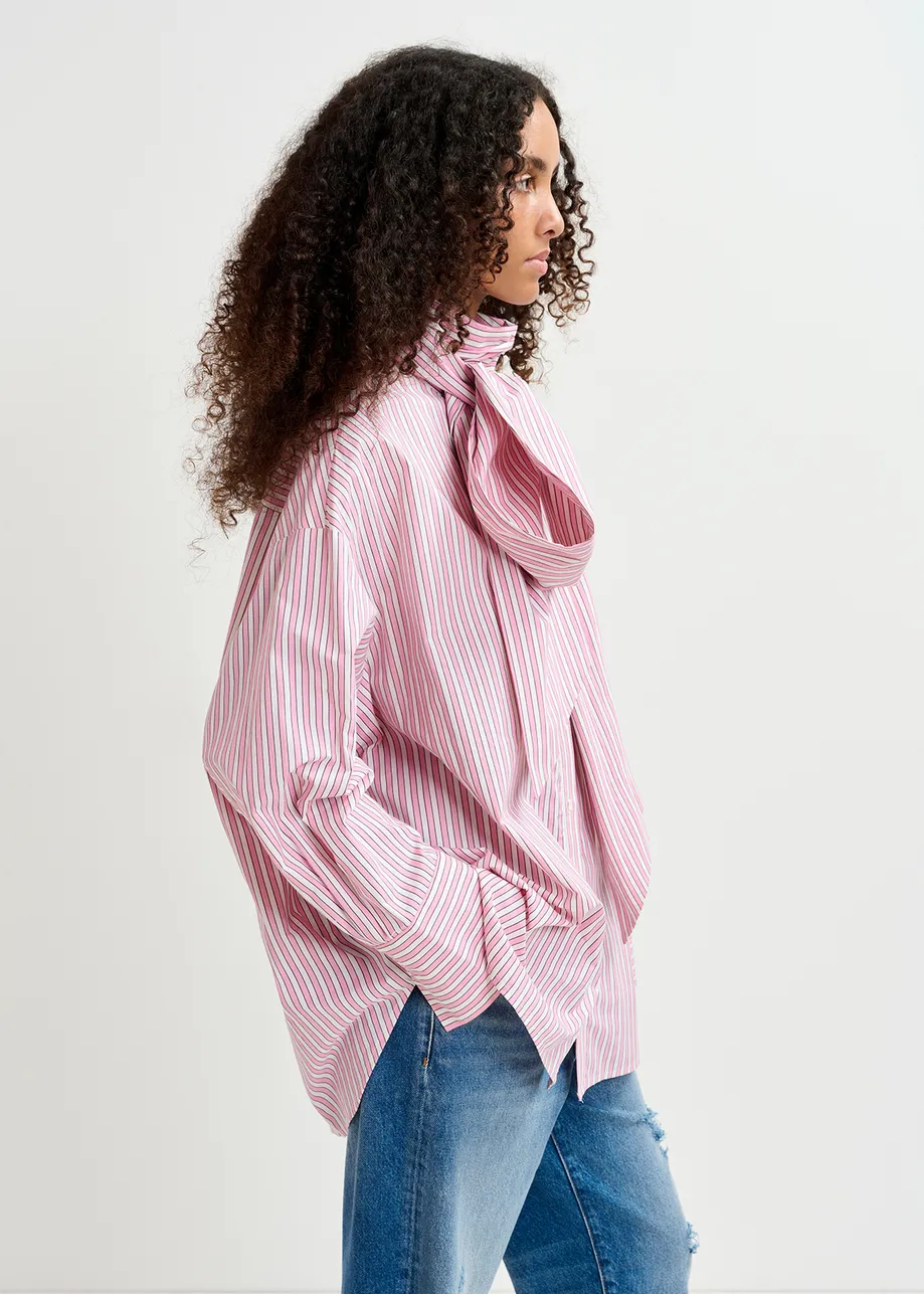 Camicia in cotone a righe bianche e rosa con fiocco a cravatta