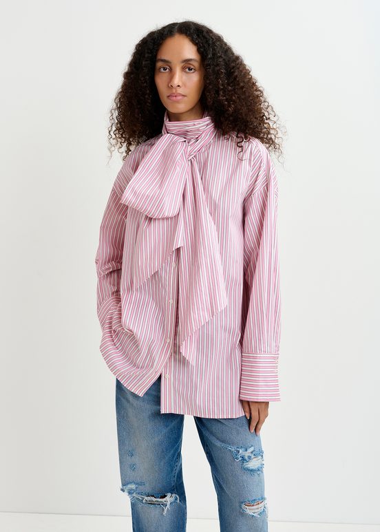 Camicia in cotone a righe bianche e rosa con fiocco a cravatta