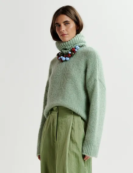 Maglione verde chiaro a collo alto 