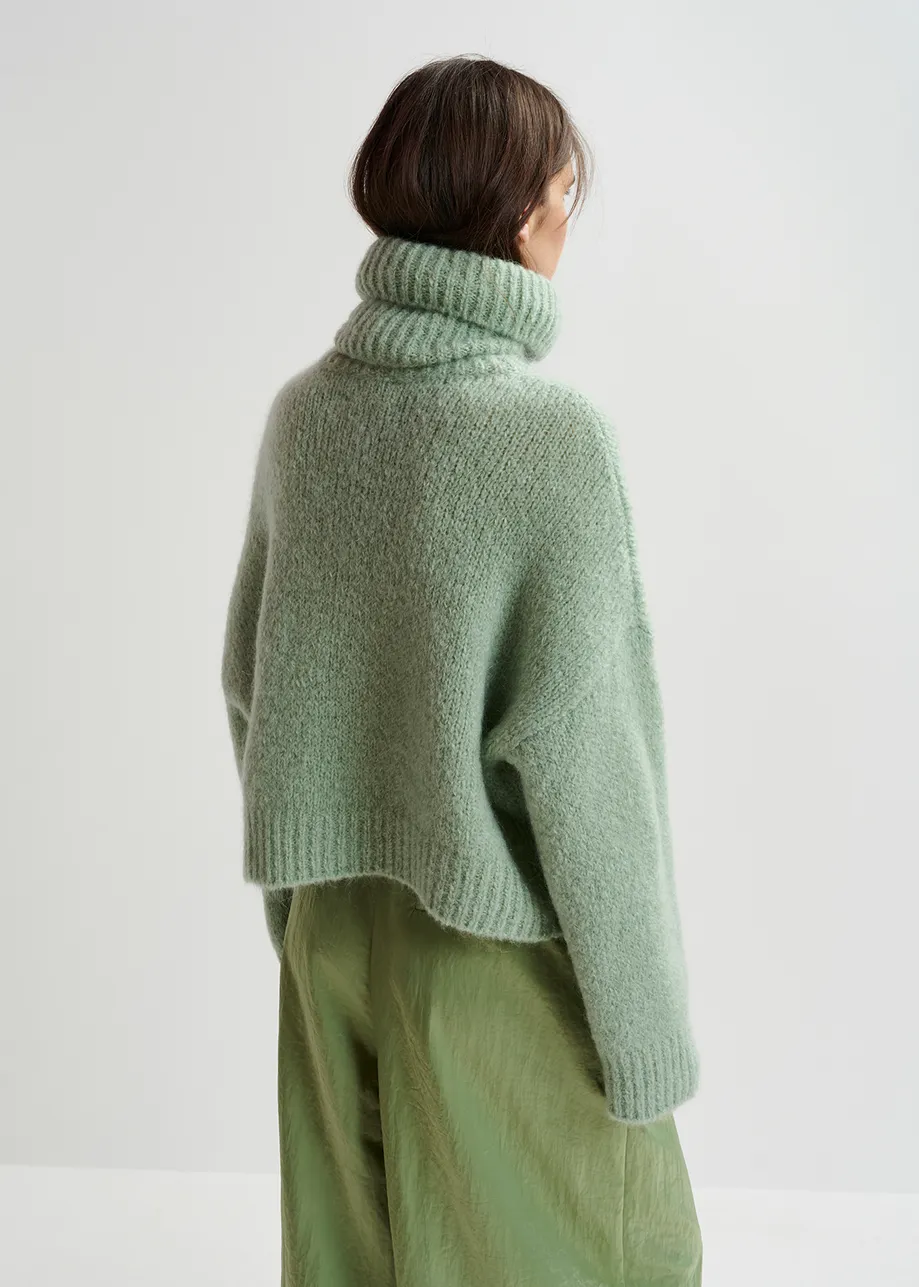 Maglione verde chiaro a collo alto 