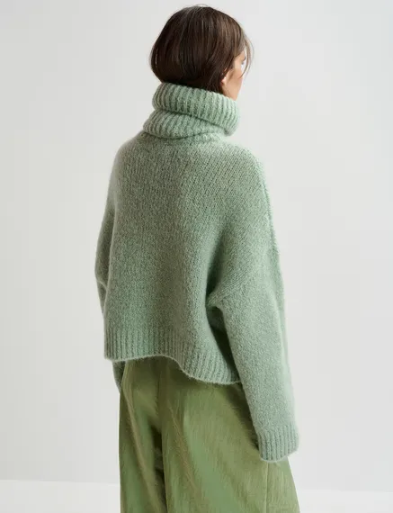 Maglione verde chiaro a collo alto 