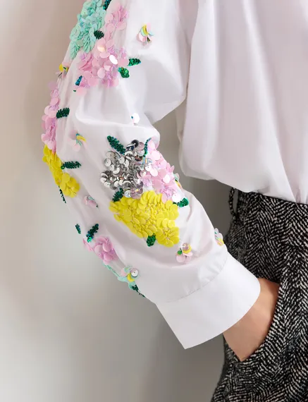 Camisa de algodón con bordados florales de lentejuelas, blanco roto