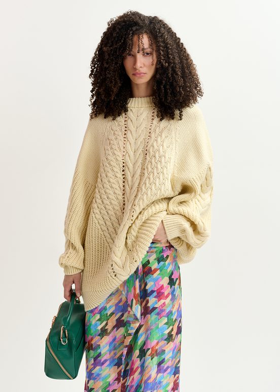 Ecrufarbener Oversized Strickpullover mit Zopfmuster