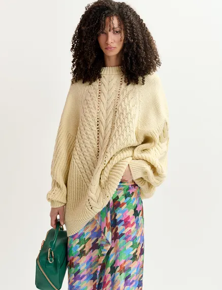 Ecrufarbener Oversized Strickpullover mit Zopfmuster