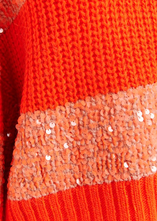 Orangefarbener Strickpullover mit Paillettenstreifen