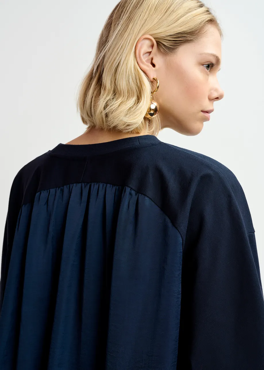 Navy blue T-shirt with satin back panel