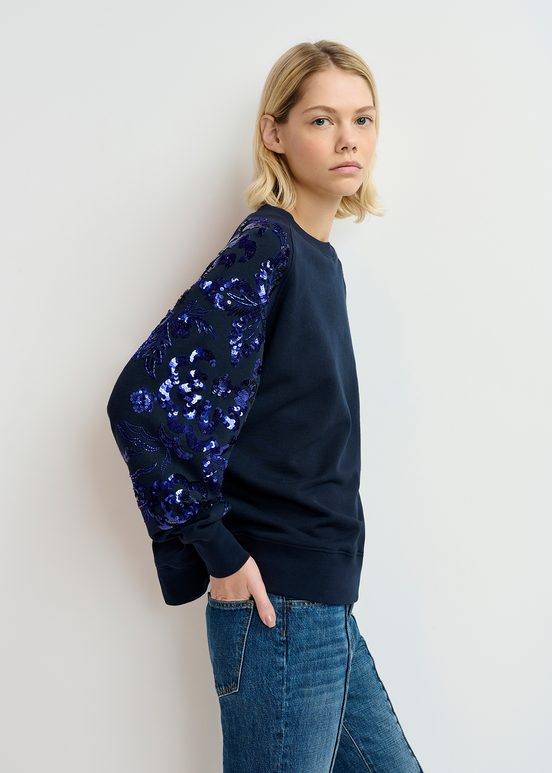 Marineblauwe biokatoenen sweater met pailletten en kralen op de mouwen