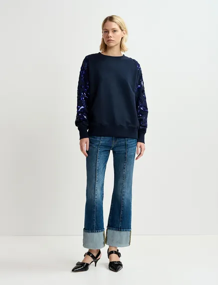 Marineblauwe biokatoenen sweater met pailletten en kralen op de mouwen