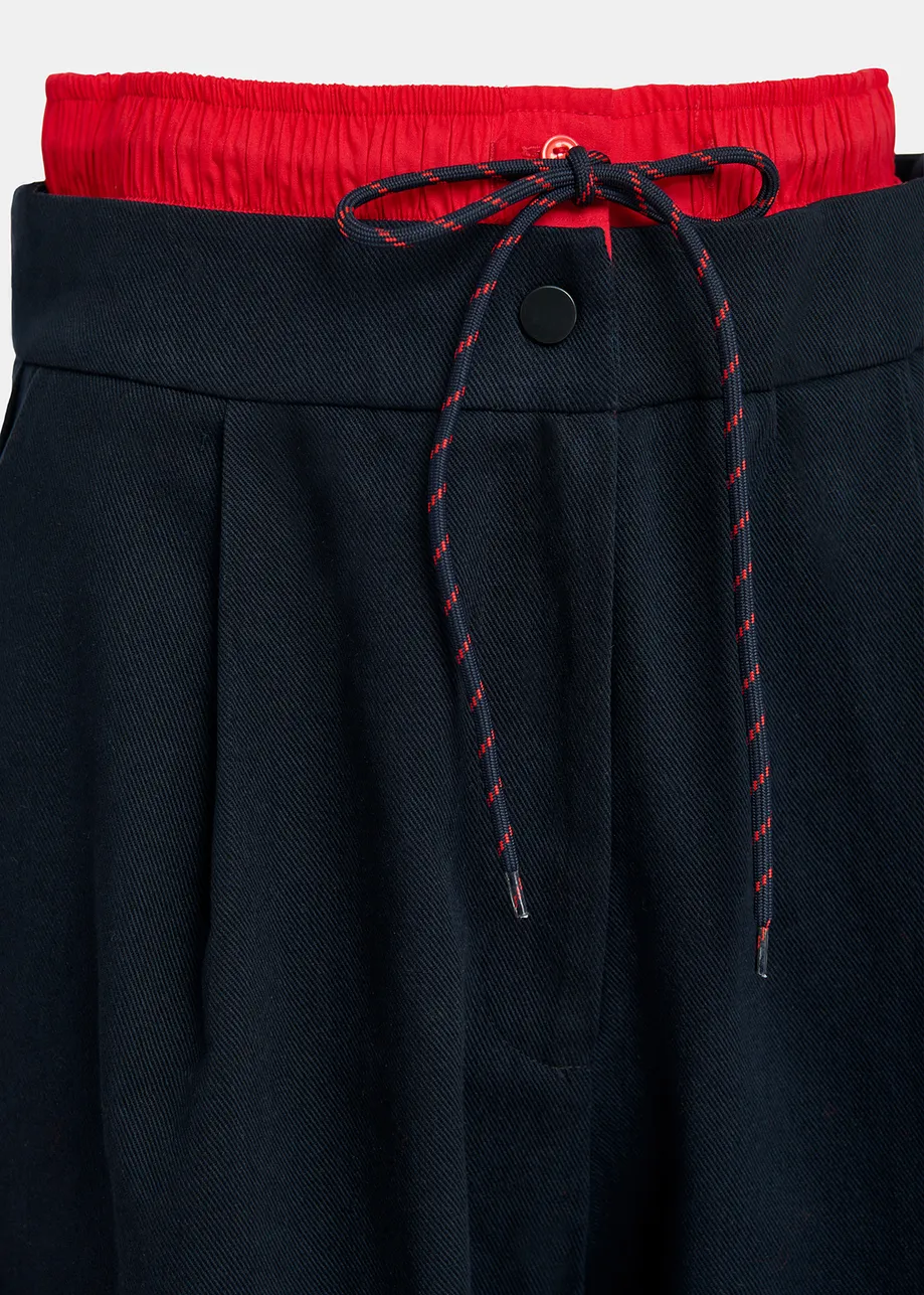 Marineblaue und rote Hose mit doppeltem Bund