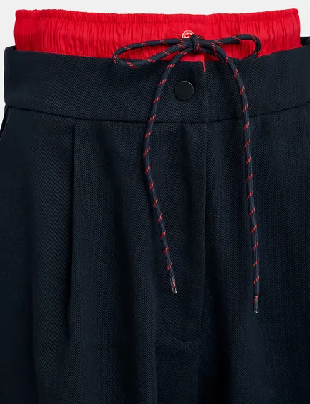 Marineblaue und rote Hose mit doppeltem Bund