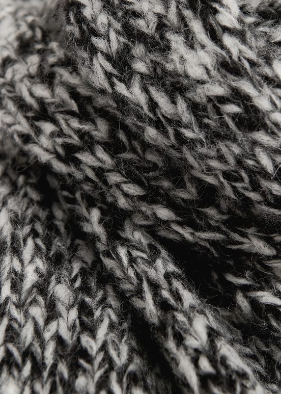 Écharpe en tricot mêlé noire et écru