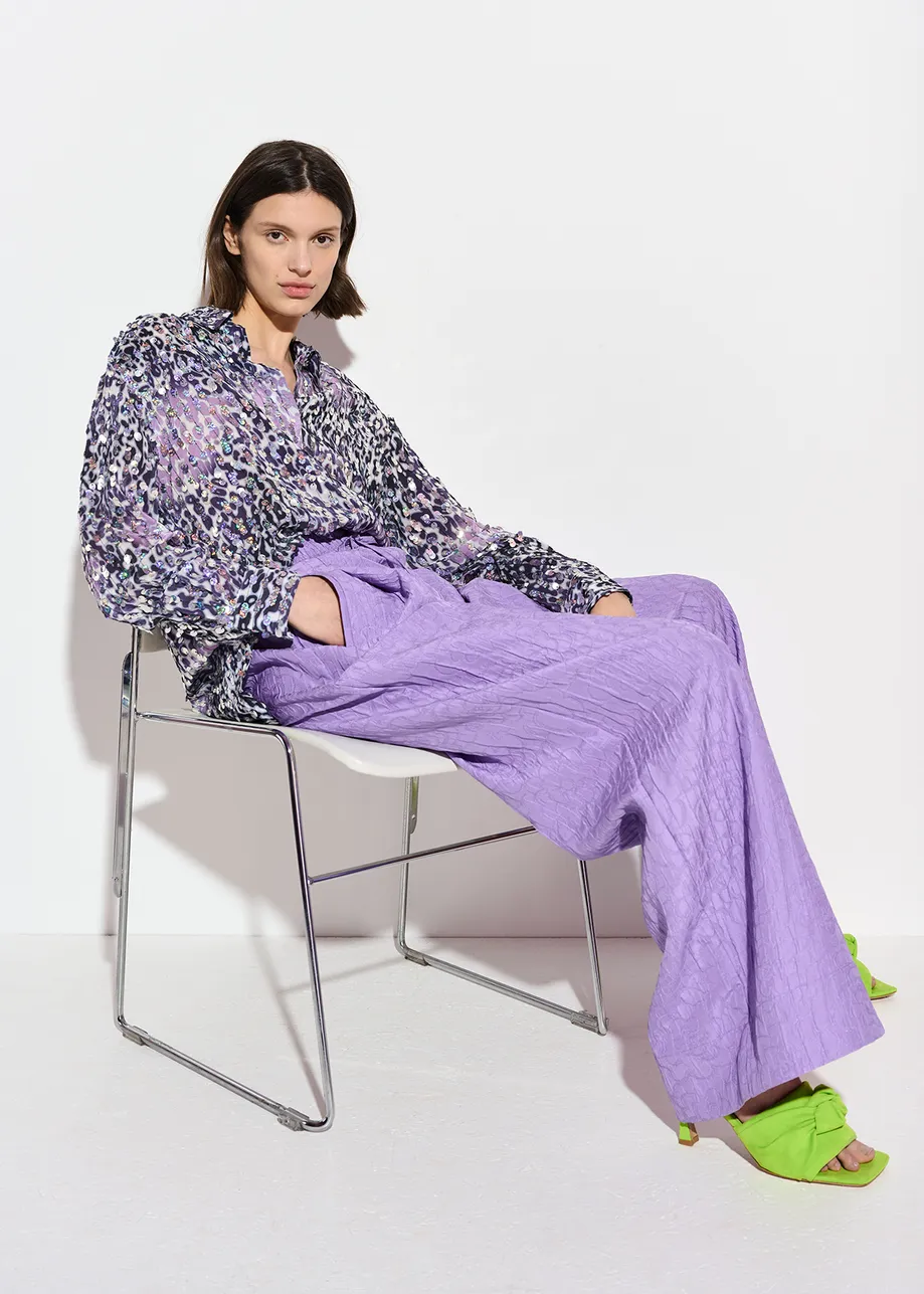 Cremefarbenes, fliederfarbenes und violettes Hemd mit Leoparden-Print und Pailletten