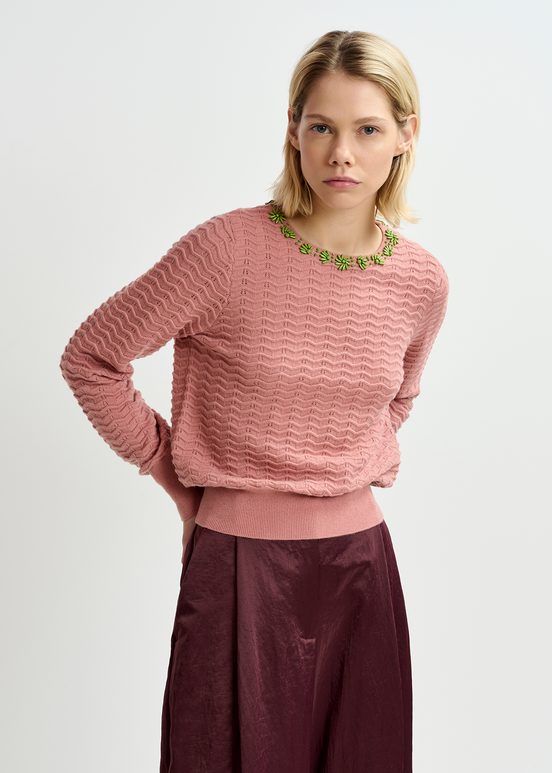 Maglione rosa vintage con scollo decorato