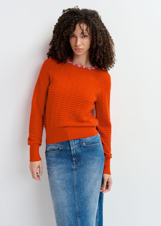 Roter Strickpullover mit verziertem Ausschnitt