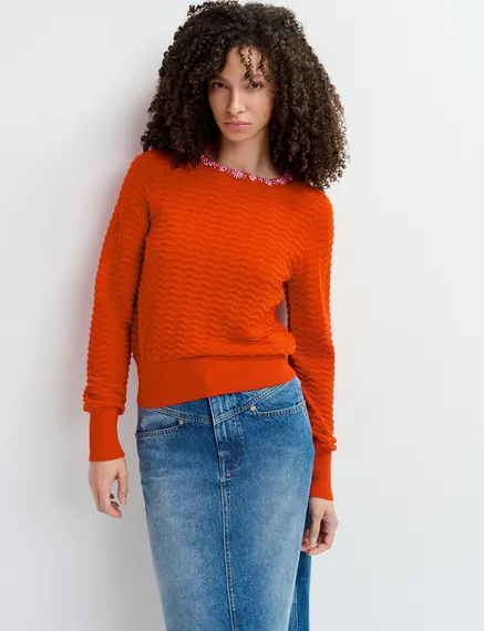 Roter Strickpullover mit verziertem Ausschnitt