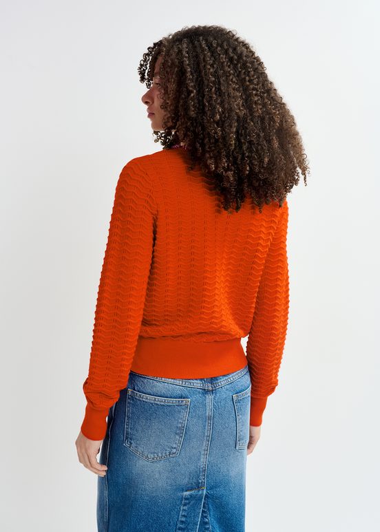 Roter Strickpullover mit verziertem Ausschnitt