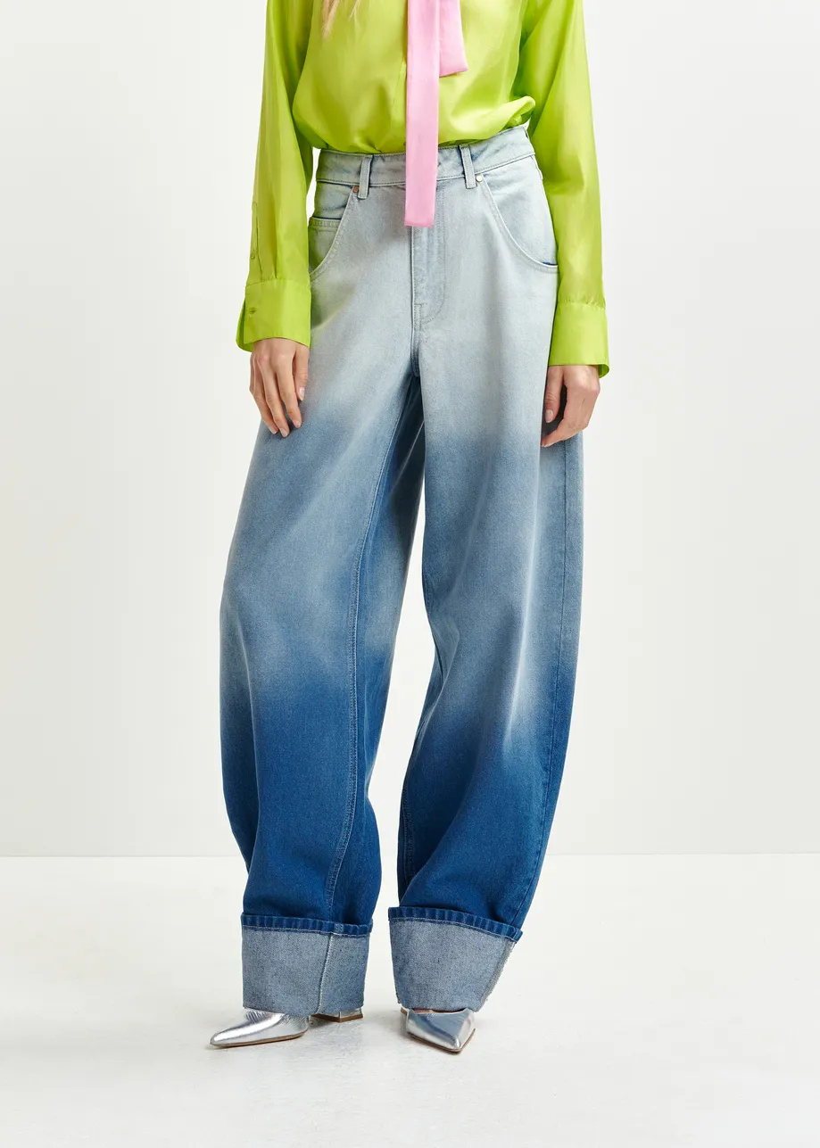 Blauwe ballonjeans met omslag en tie-dye