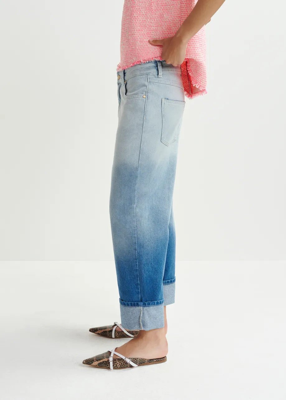 Blue boyfriend jeans with folded cuffs and tie-dye effect