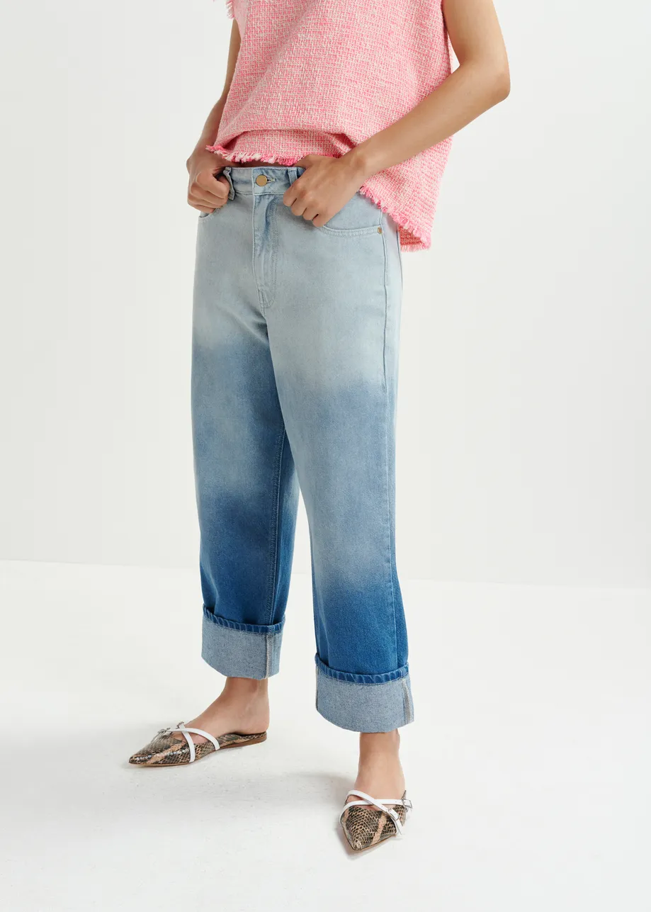 Blue boyfriend jeans with folded cuffs and tie-dye effect