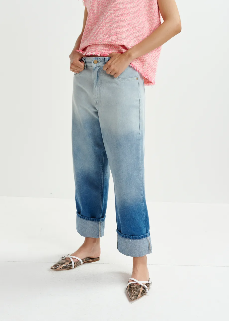 Blue boyfriend jeans with folded cuffs and tie-dye effect