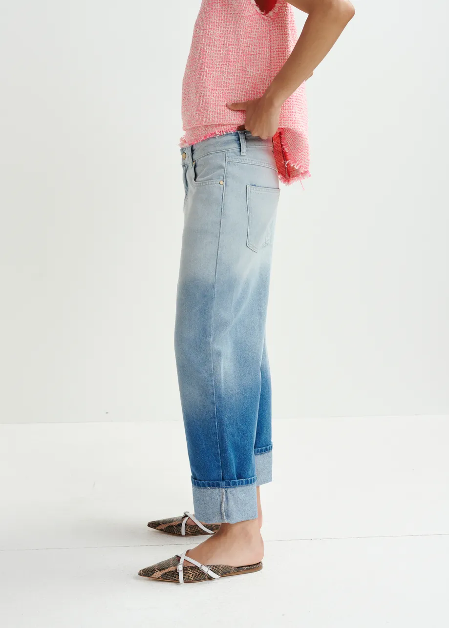 Blue boyfriend jeans with folded cuffs and tie-dye effect