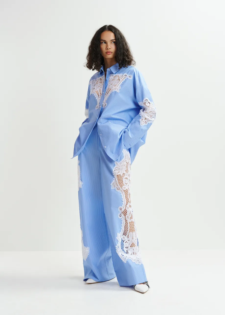 Pantalon large bleu et blanc à broderie en dentelle 