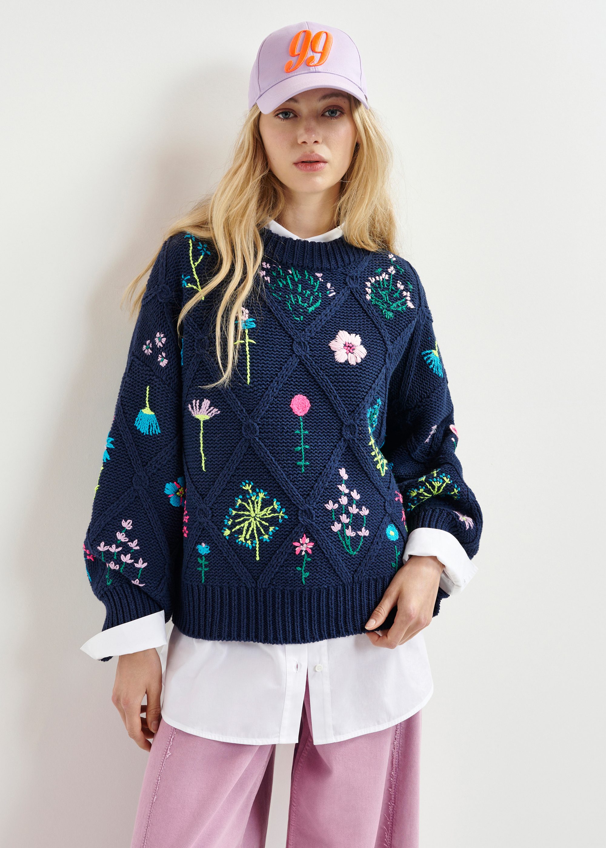 Dark blue rib-knitted sweater with flower embroidery | Essentiel
