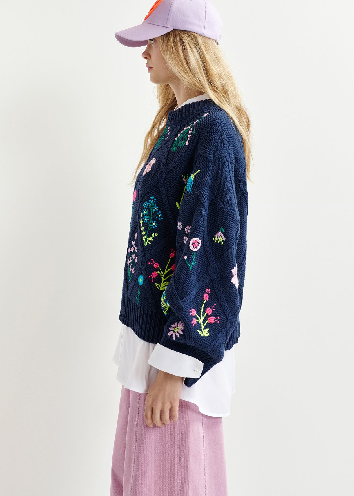Dark blue rib-knitted sweater with flower embroidery Dark blue rib-knitted sweater with flower embroidery