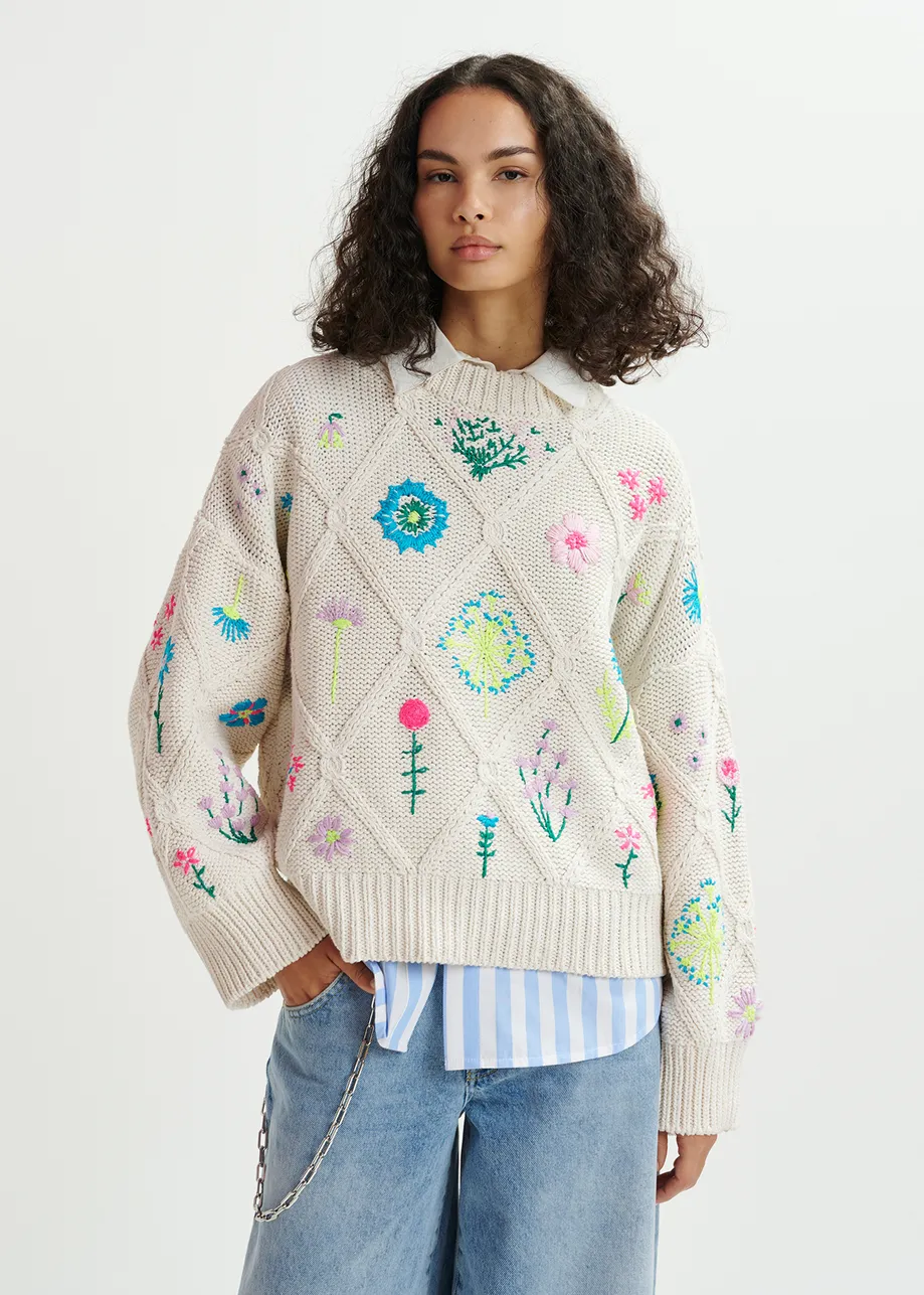 Pull en côtes blanc cassé à fleurs brodées