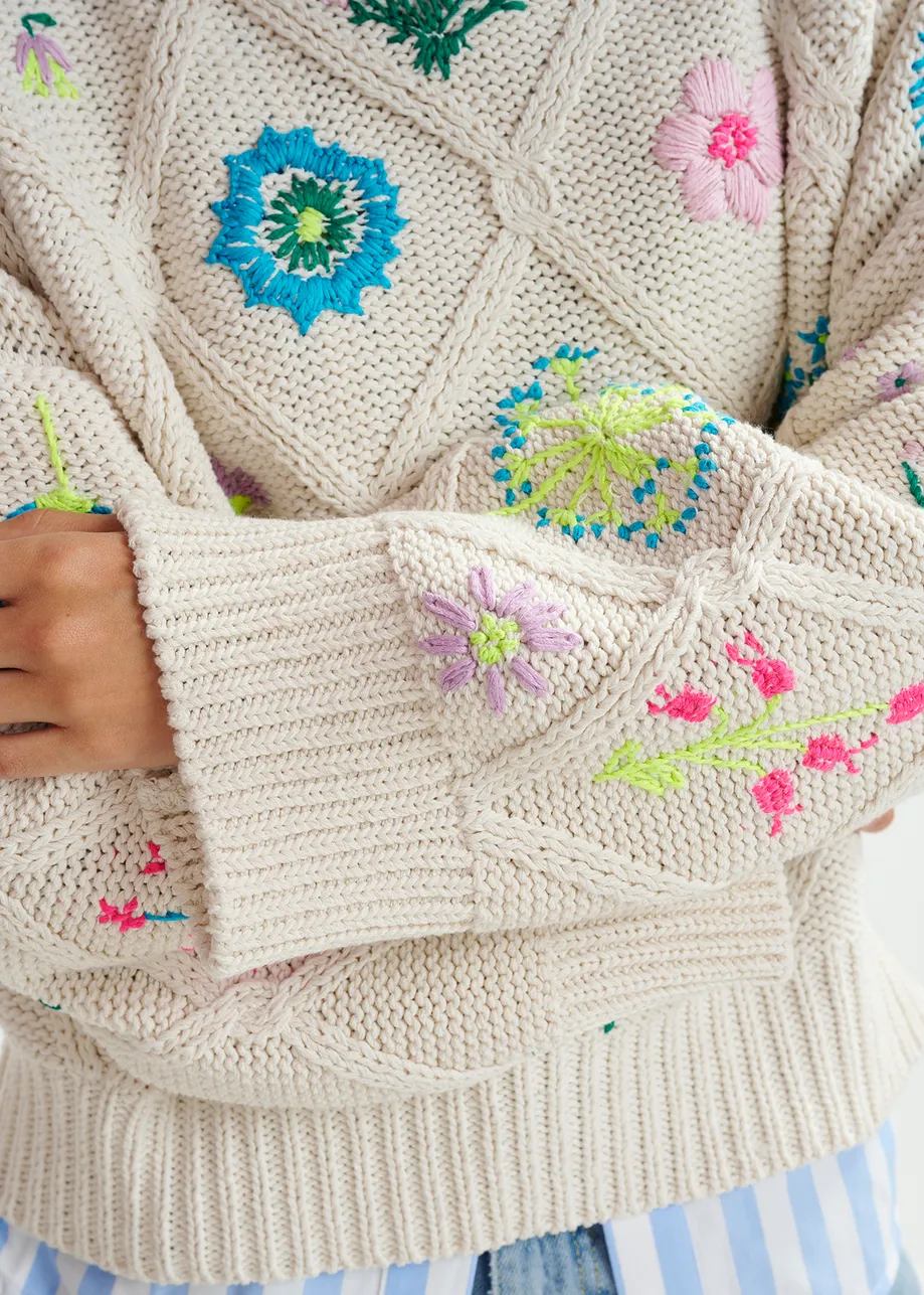 Maglione bianco sporco lavorato a coste con ricamo a fiori