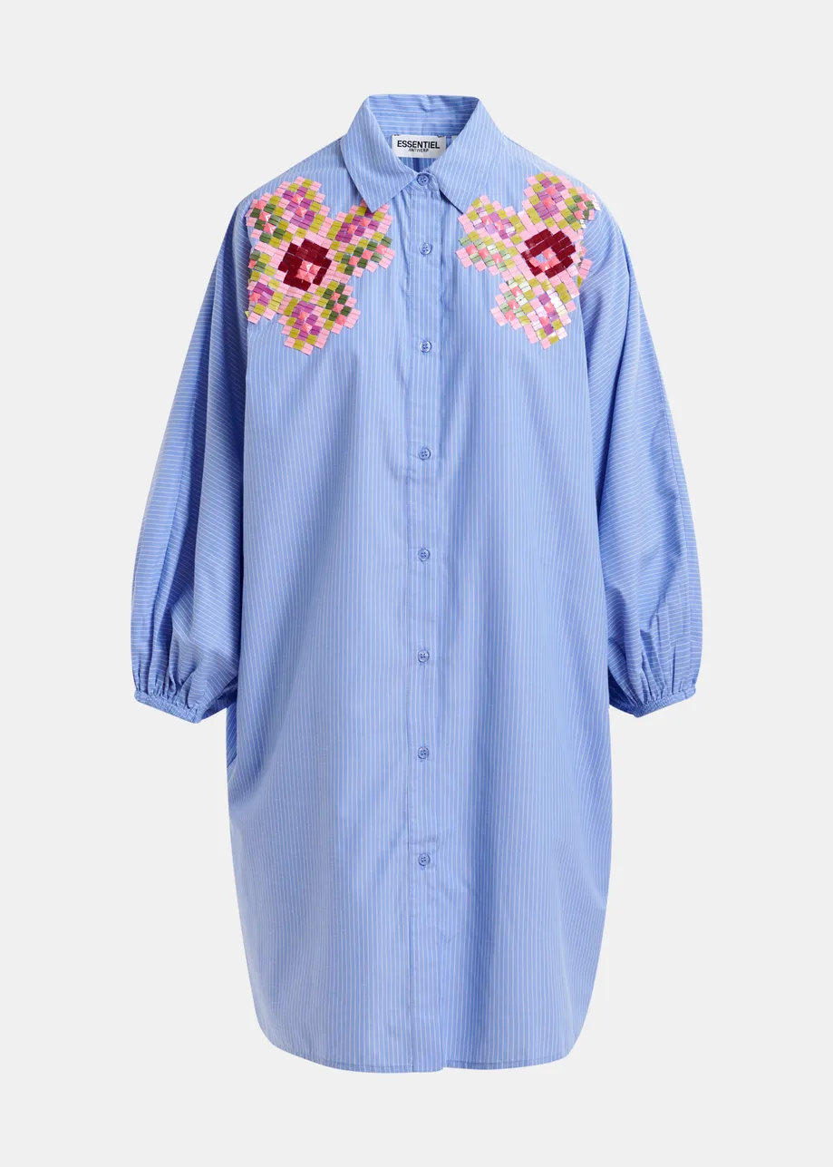 Robe chemise à rayures bleue et blanche avec broderies