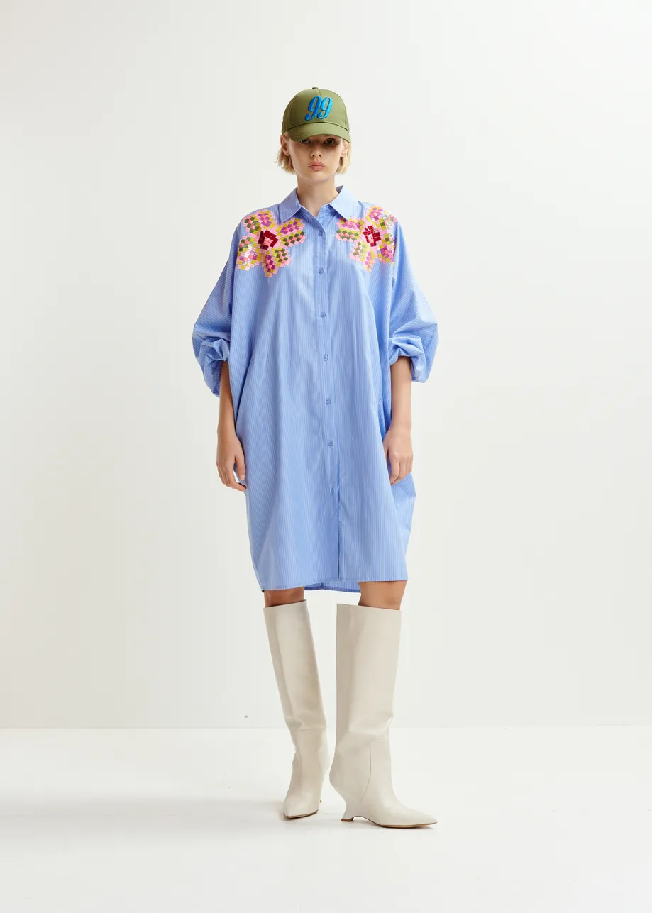 Robe chemise à rayures bleue et blanche avec broderies