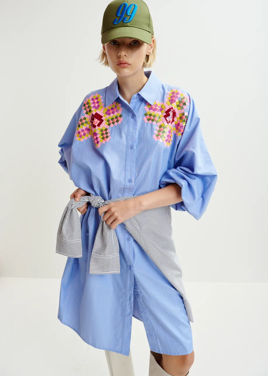 Robe chemise à rayures bleue et blanche avec broderies