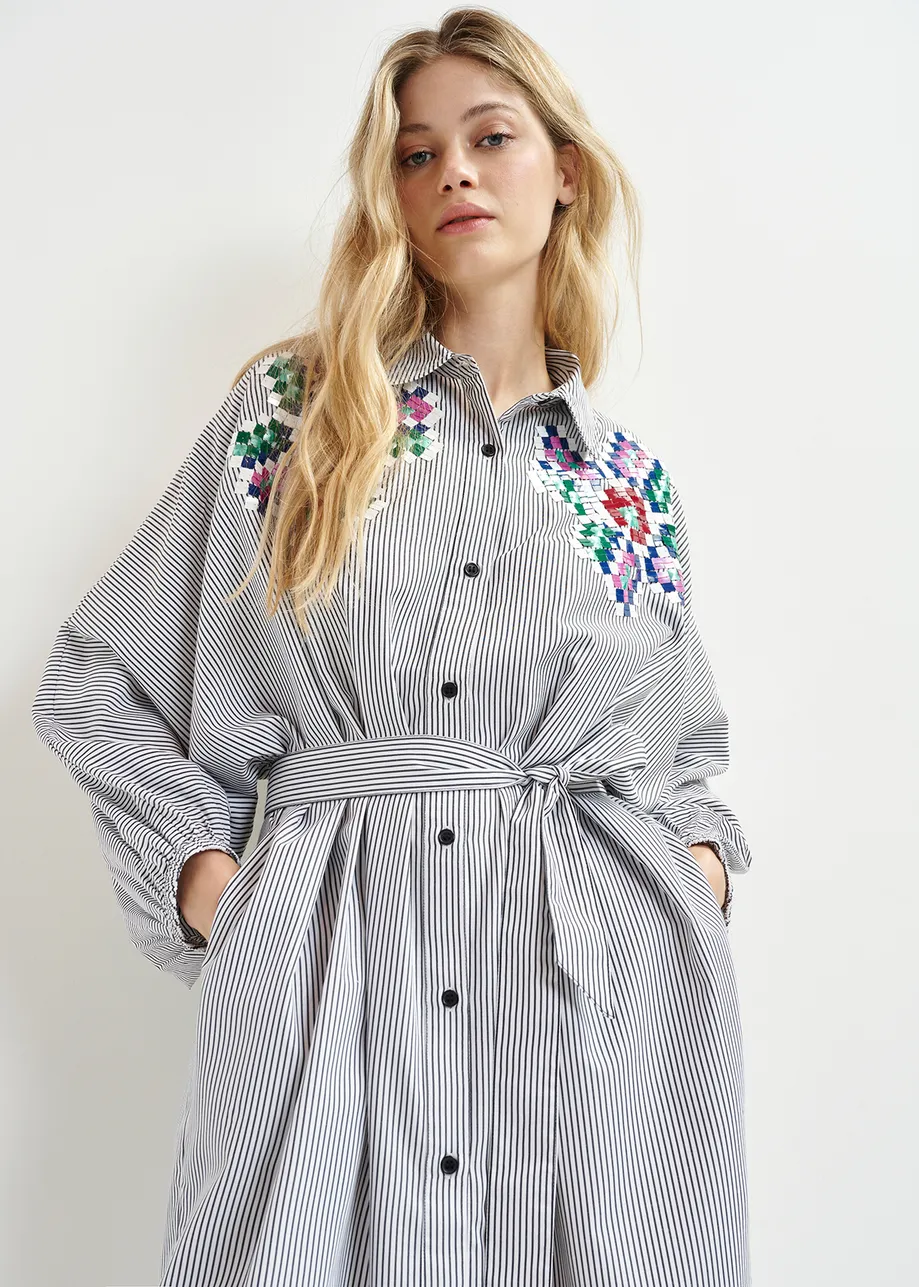 Robe chemise à rayures grise et blanche avec broderie