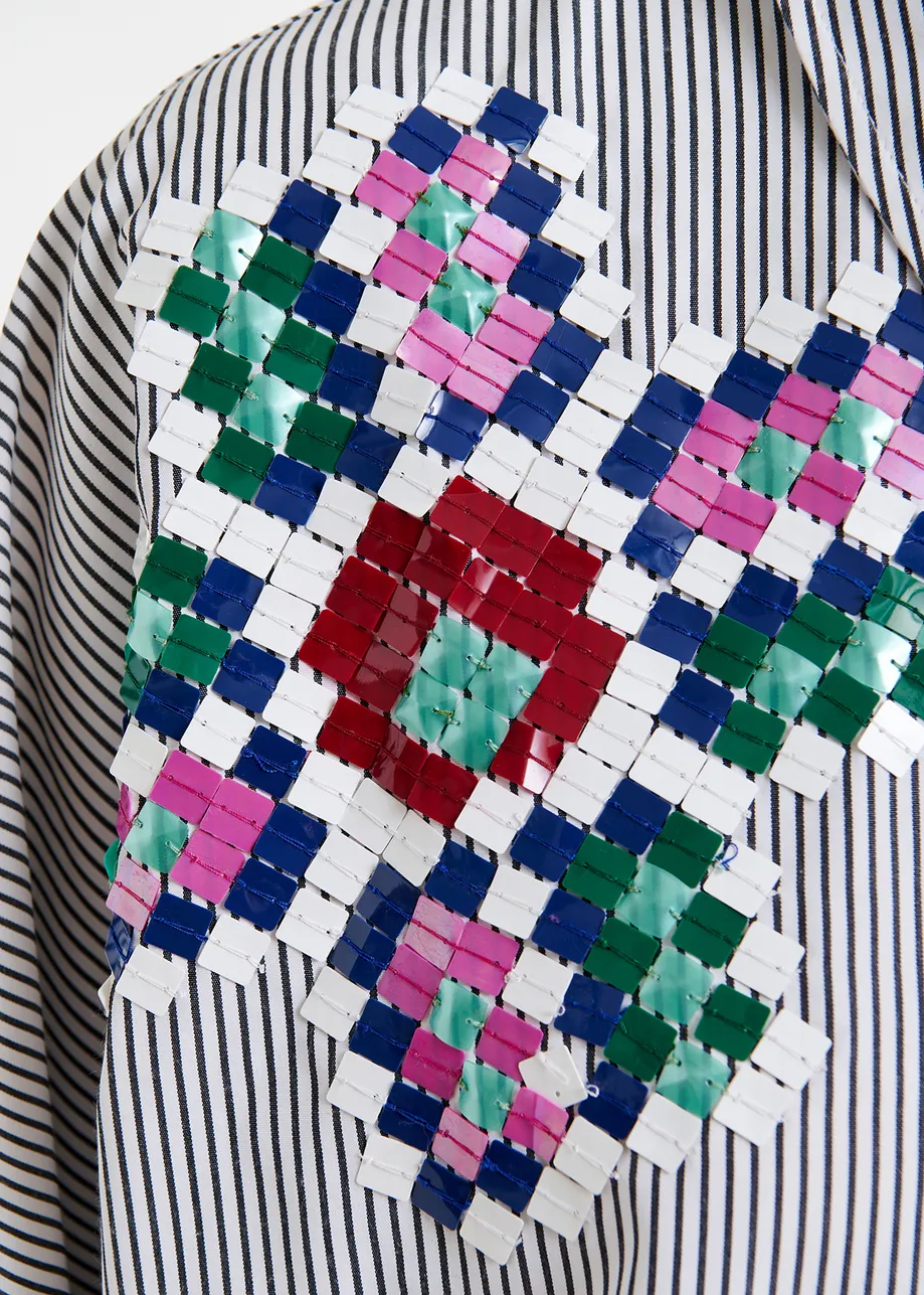 Robe chemise à rayures grise et blanche avec broderie