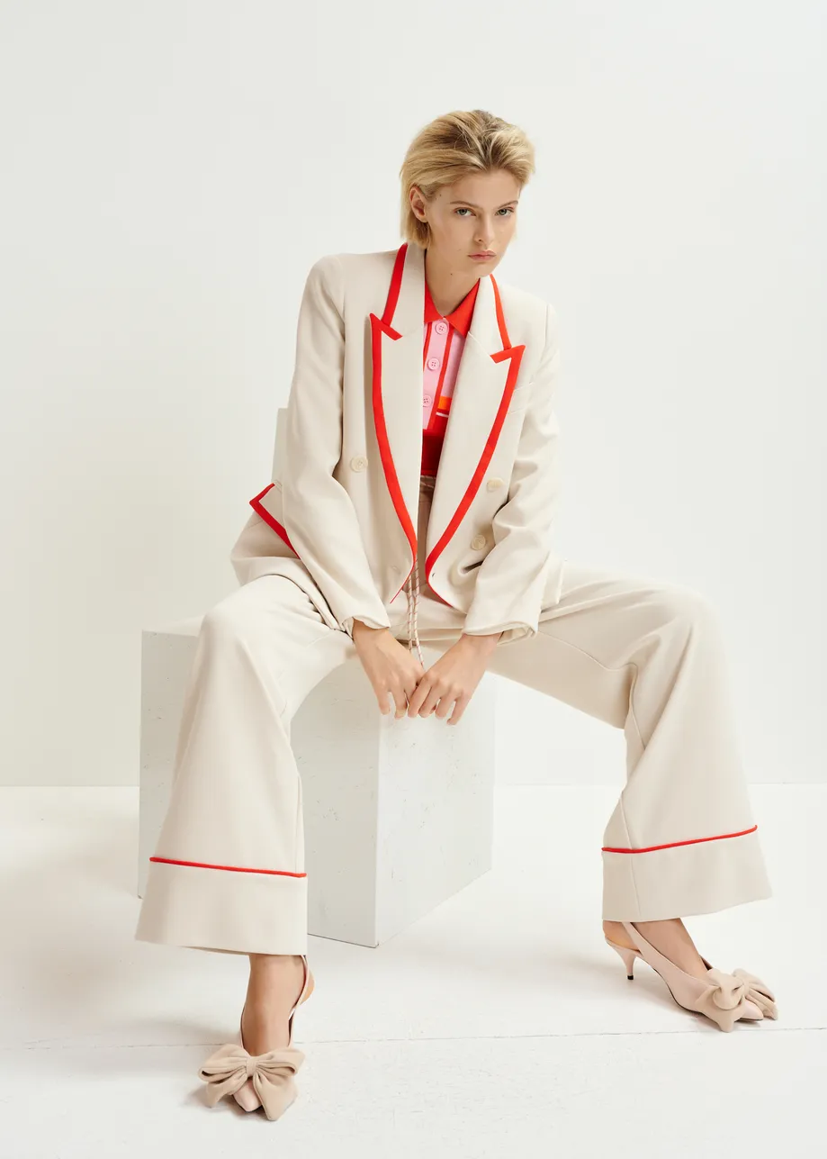 Zweireihiger Blazer in Cremeweiß mit Zierleisten in Kontrastfarbe