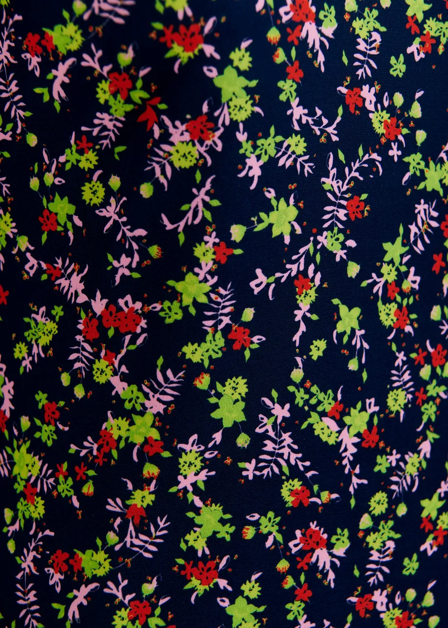 Donkerblauwe rolkraagtop met bloemenprint