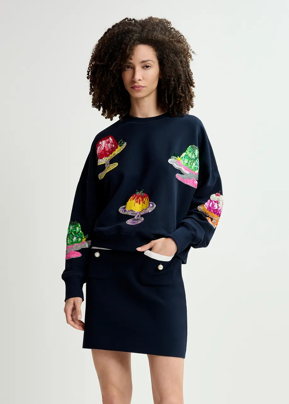 Marineblaues Sweatshirt aus Bio-Baumwolle mit Pailletten- und Perlenstickerei in Kuchenform