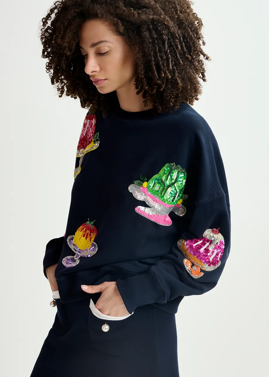 Marineblaues Sweatshirt aus Bio-Baumwolle mit Pailletten- und Perlenstickerei in Kuchenform