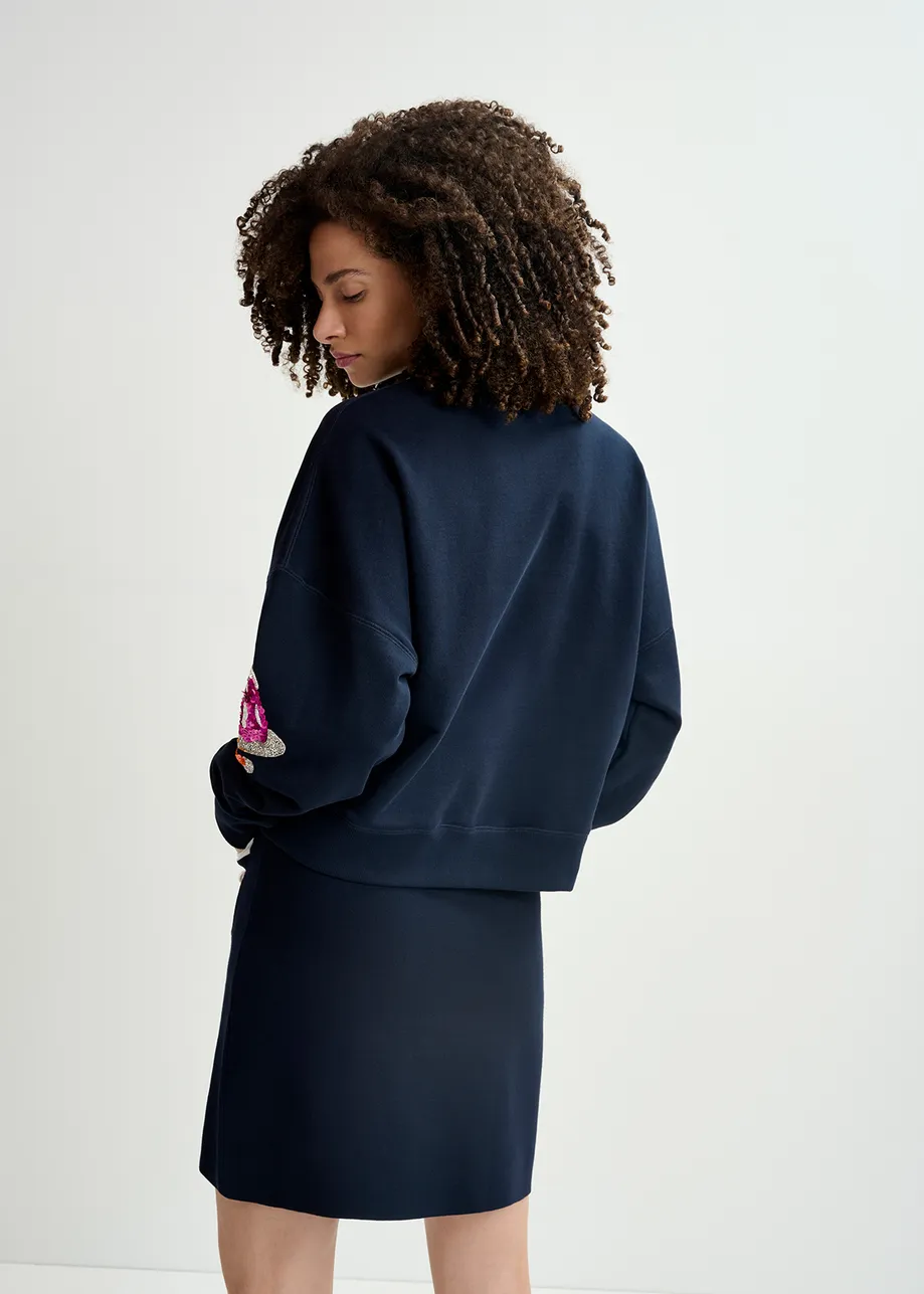 Marineblaues Sweatshirt aus Bio-Baumwolle mit Pailletten- und Perlenstickerei in Kuchenform